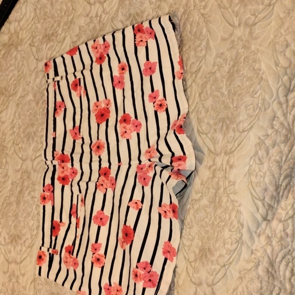 Elle Womans White With Black Stripes & Pink Flowers Shorts, Size: 14 - Picture 5 of 9